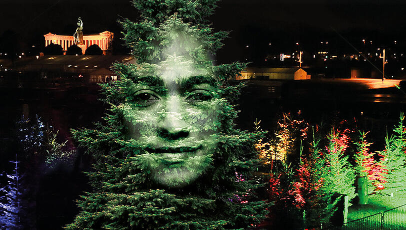 Der Weihnachtsbaum auf dem Tollwood Winterfestival spricht und singt.