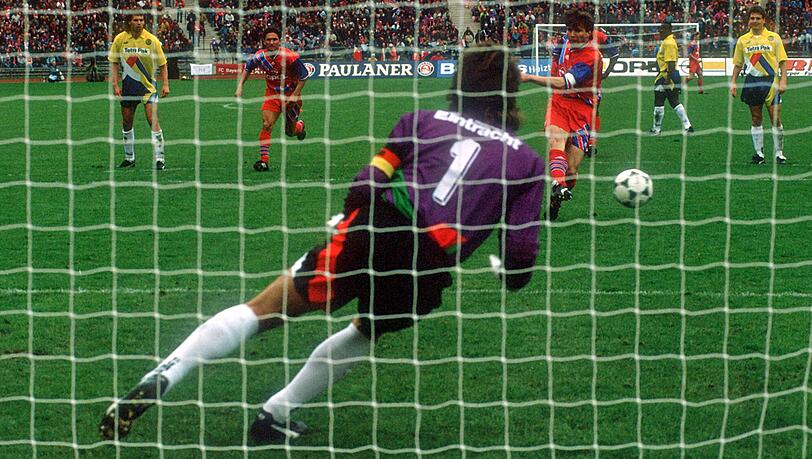 Frankfurts Keeper Uli Stein war damals beim Elfmeter von Lothar Matthäus machtlos. Frankfurts Keeper Uli Stein war damals beim Elfmeter von Lothar Matthäus machtlos.