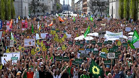 Zu der Kundgebung in M&uuml;nchen hatten der Bund Naturschutz in Bayern, Fridays For Future, Greenpeace und das Umweltinstitut M&uuml;nchen aufgerufen.
