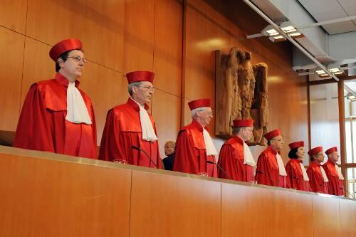 Sie müssen über die Ladenöffnungszeiten urteilen: Die Richter in Karlsruhe bei der Verhandlung.