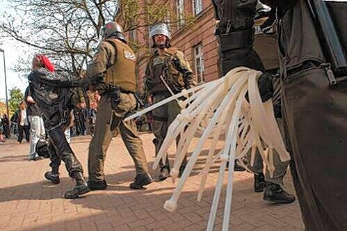 Mai-Krawalle in Gostenhof - ein Demonstrant wird festgenommen.