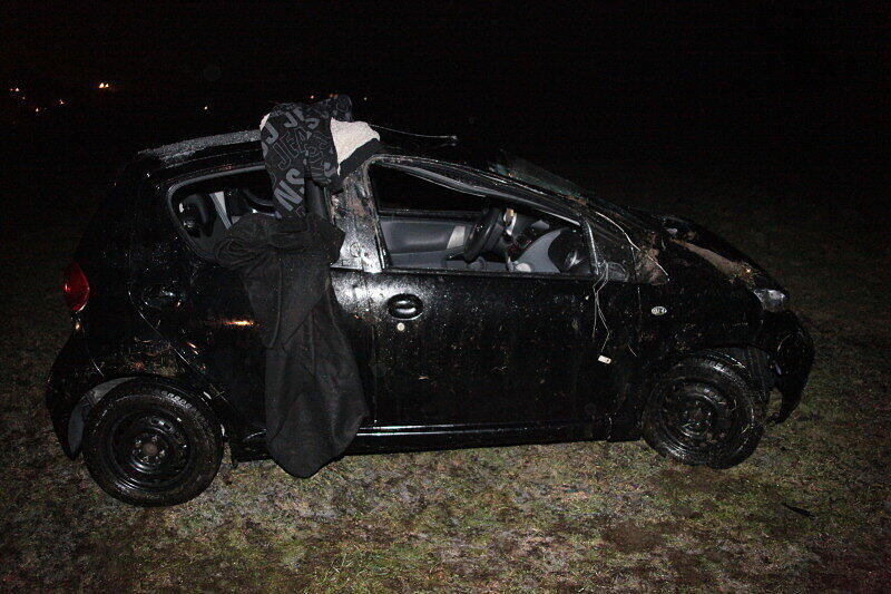 Auf spiegelglatter Fahrbahn hat sich am Sonntagmorgen bei Altötting ein Pkw überschlagen. Zwei Personen wurden dabei leicht verletzt. Die Bilder.