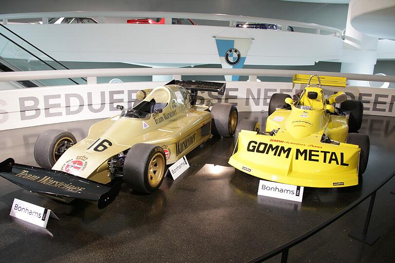 So viele schöne Autos und Motorräder: Das überwiegend männliche Publikum, das ins BMW-Museum gekommen ist, staunt andächtig.