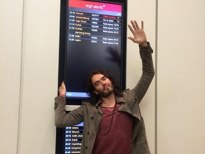 Kein Flug: Comedian Russell Brand musste am Freitag auf dem Boden bleiben