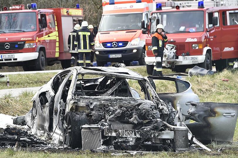 Das war mal ein Porsche Panamera Turbo: Nach einem Raser-Unfall bei Freising ist der Wagen völlig ausgebrannt.
