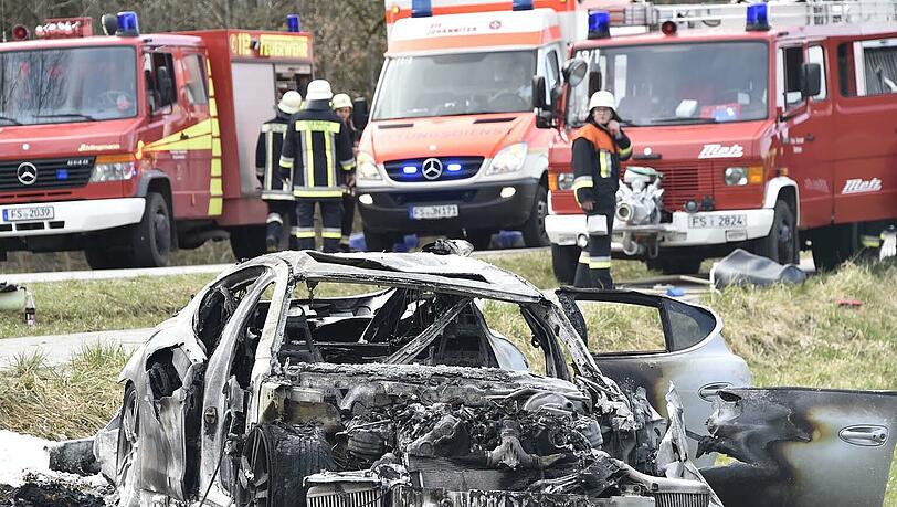 Das war mal ein Porsche Panamera Turbo: Nach einem Raser-Unfall bei Freising ist der Wagen völlig ausgebrannt. Das war mal ein Porsche Panamera Turbo: Nach einem Raser-Unfall bei Freising ist der Wagen völlig ausgebrannt.