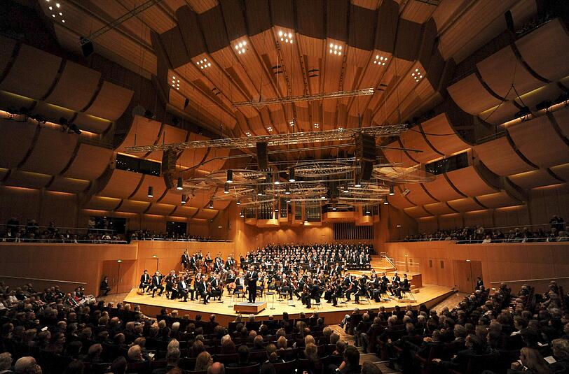 Philharmoniker: 194 332 Besucher wollten 2014 ihre 94 Münchner Konzerte sehen. Die Ticketpreise deckten aber nur knapp 30 Prozent der Kosten von 26,83 Millionen Euro. Die Stadt musste 18,87 Millionen drauflegen &ndash; sponserte also jede Eintrittskarte mit 97,13 Euro. Tickets 2016: 8,40 bis 343 Euro.