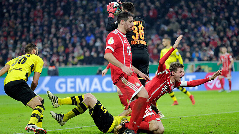 20. Dezember 2017: Der FC Bayern - hier mit Thomas Müller und Javi Martínez - besiegt Borussia Dortmund - hier mit Torhüter Roman Bürki - im Pokal-Achtelfinale mit 2:1.