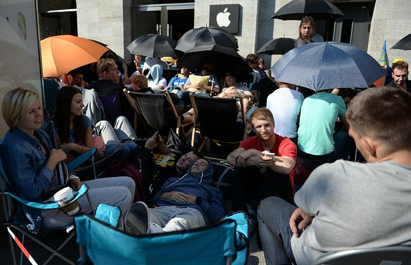 Auch vor dem Apple-Store in Berlin haben Ungeduldige ihre Campingstühle mitgebracht.