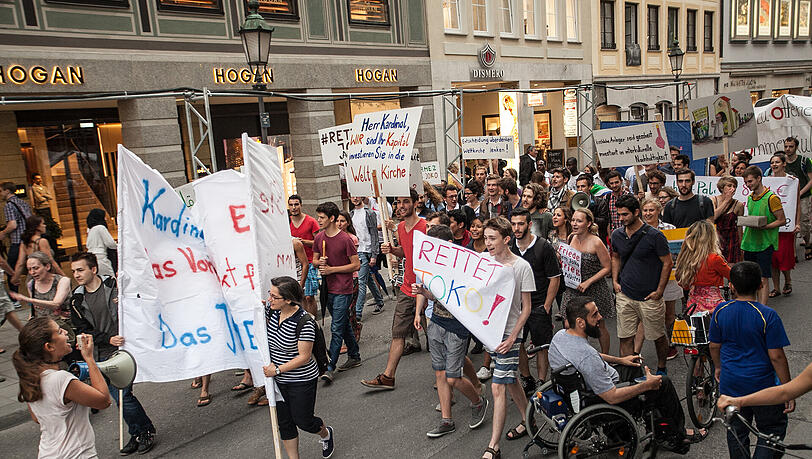 Das "Joko" soll bleiben: Bewohner demonstrieren für den Erhalt des Johanneskollegs. Das "Joko" soll bleiben: Bewohner demonstrieren für den Erhalt des Johanneskollegs.