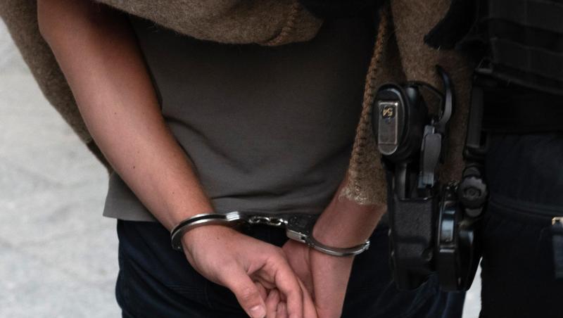 Polizisten führen einen Verdächtigen nach einer Razzia gegen kriminelle Mitglieder arabischer Großfamilien ab. Polizisten führen einen Verdächtigen nach einer Razzia gegen kriminelle Mitglieder arabischer Großfamilien ab.