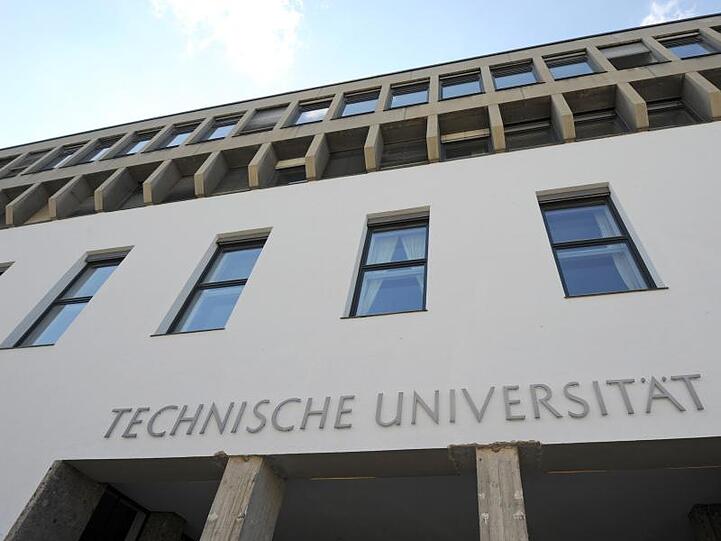 Der Eingang zum Hauptgebäude der Technischen Universität (TU) in München. Foto: Andreas Gebert/Archivbild