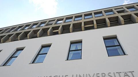 Der Eingang zum Hauptgebäude der Technischen Universität (TU) in München. Foto: Andreas Gebert/Archivbild