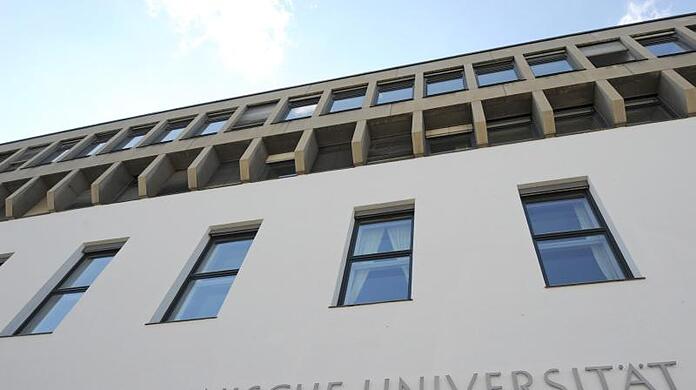 Der Eingang zum Hauptgebäude der Technischen Universität (TU) in München. Foto: Andreas Gebert/Archivbild