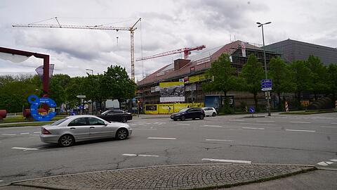 Vorne der Verkehr am Mittleren Ring, hinten die Baustelle für den Interimsgasteig.