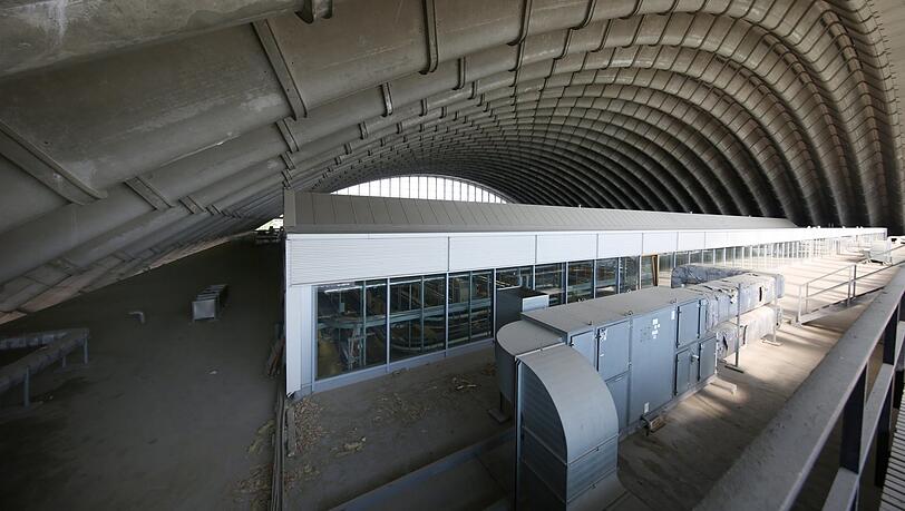 Ein Blick in das weitläufige Innere: Der Schwung des Hallendachs ist ästhetisch eindrucksvoll. 600 Post-Angestellte arbeiten in der Halle, dem Briefzentrum.