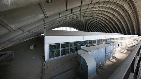 Ein Blick in das weitläufige Innere: Der Schwung des Hallendachs ist ästhetisch eindrucksvoll. 600 Post-Angestellte arbeiten in der Halle, dem Briefzentrum.