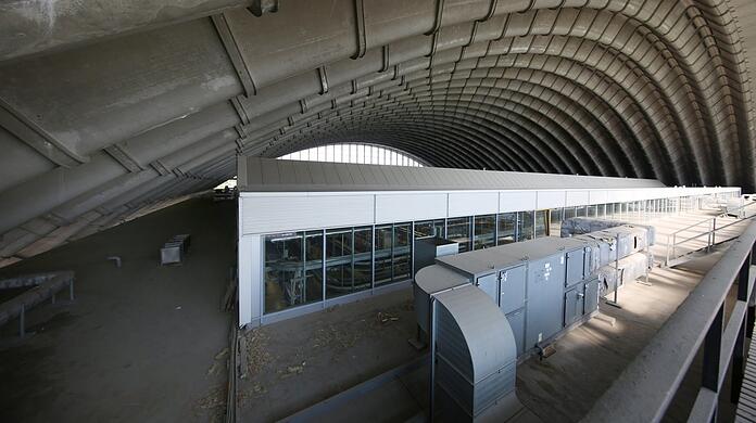 Ein Blick in das weitläufige Innere: Der Schwung des Hallendachs ist ästhetisch eindrucksvoll. 600 Post-Angestellte arbeiten in der Halle, dem Briefzentrum.
