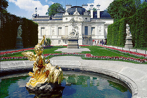 Schloss Linderhof im Graswangtal bei Oberammergau.