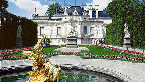 Schloss Linderhof im Graswangtal bei Oberammergau.