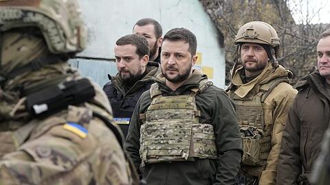 Der Krieg hat ihn gezeichnet: Selenskyj im April bei einem Besuch in Butscha, wo russische Soldaten Hunderte Zivilisten ermordet haben.