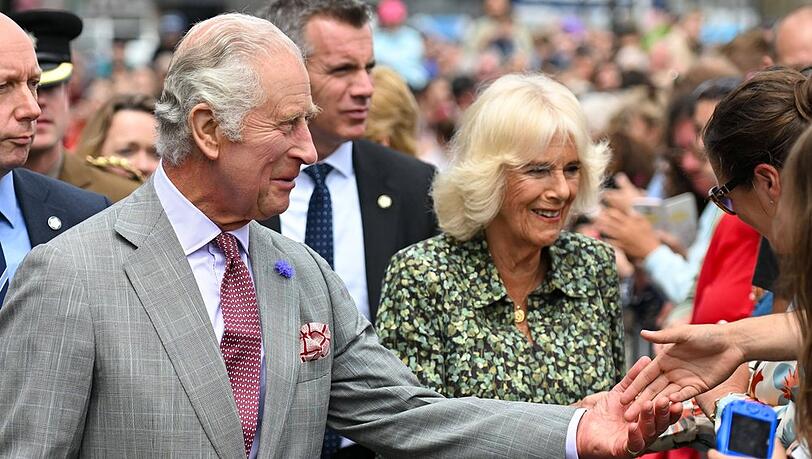 Erstmals als Königspaar Charles und Camilla besuchen Cornwall