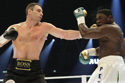 Der neue König der Schwergewichts:  Vitali Klitschko, der WBC-Champion Samuel peter übelst vermöbelte.