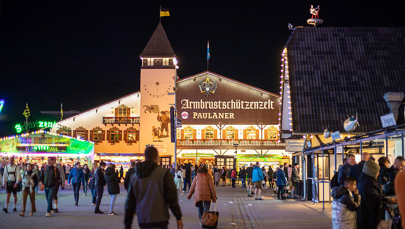 Abendliche Oktoberfest-Impressionen 2022: Blick aufs Armbrustschützen-Festzelt.