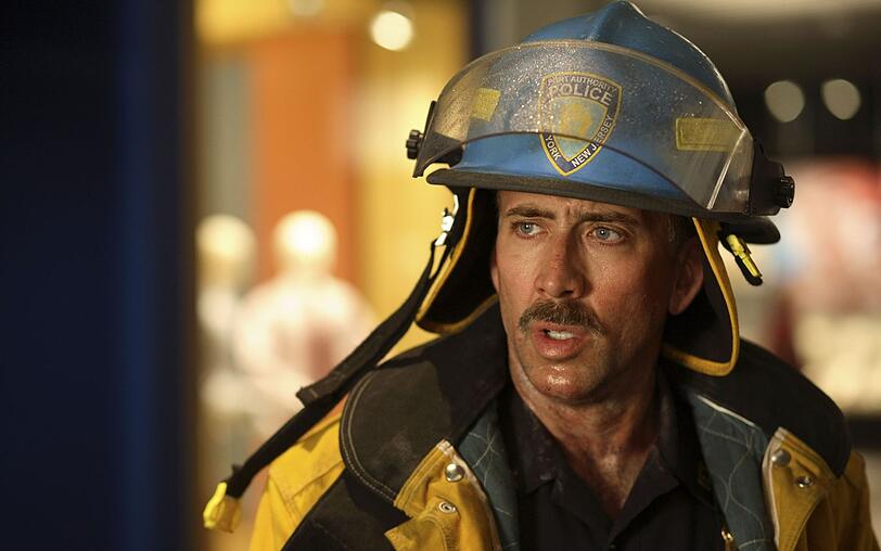 John McLoughlin (Nicolas Cage) wird nach dem Einschlag des ersten Flugzeugs zum Ort des Geschehens gerufen.