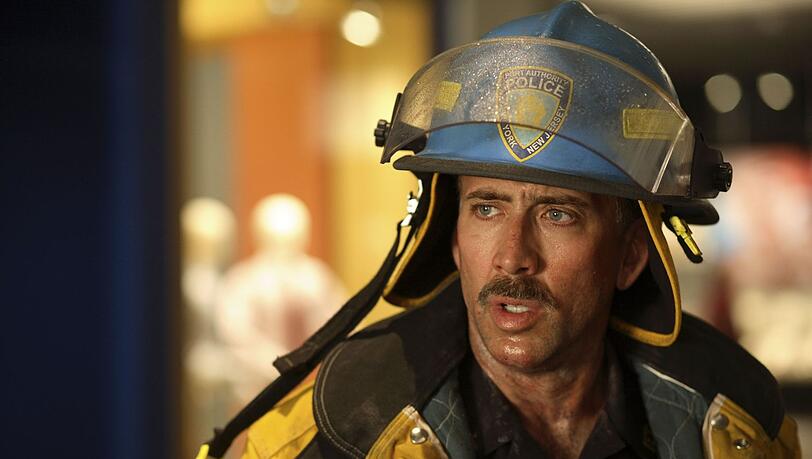 John McLoughlin (Nicolas Cage) wird nach dem Einschlag des ersten Flugzeugs zum Ort des Geschehens gerufen. John McLoughlin (Nicolas Cage) wird nach dem Einschlag des ersten Flugzeugs zum Ort des Geschehens gerufen.
