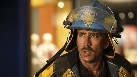 John McLoughlin (Nicolas Cage) wird nach dem Einschlag des ersten Flugzeugs zum Ort des Geschehens gerufen.