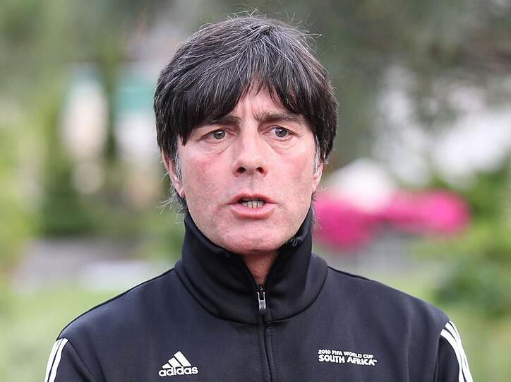 Bundestrainer Joachim Löw spricht beim Trainingslager in Südtirol zu den Medien.
