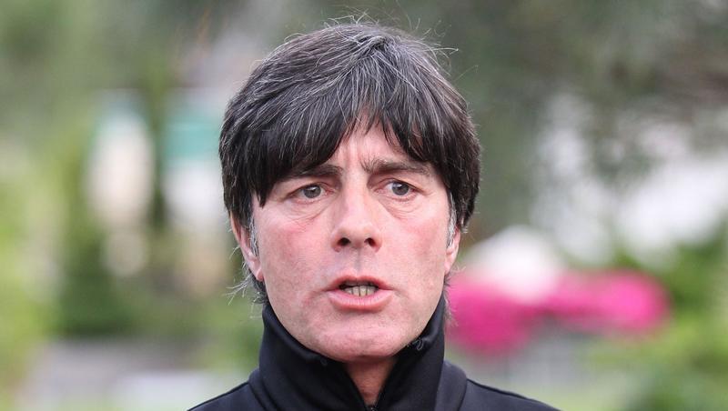 Bundestrainer Joachim Löw spricht beim Trainingslager in Südtirol zu den Medien. Bundestrainer Joachim Löw spricht beim Trainingslager in Südtirol zu den Medien.