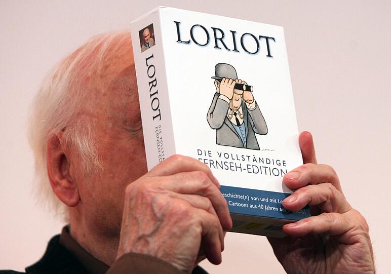 Loriots Cartoons haben mittleriweile Kultstatus erreicht: Bis zuletzt begleiteten seine "Knollennasenmännchen" den Cartoonisten. Nicht nur in der DVD-Edition, sondern auch als Fanartikel, Postkarten und sogar Briefmarken.