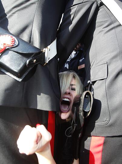 Wilder Protest in Rom: Die Aktionsgruppe Femen ist wieder mal angerückt, und kämpft für mehr Frauenrechte. Wieder halbnackt.