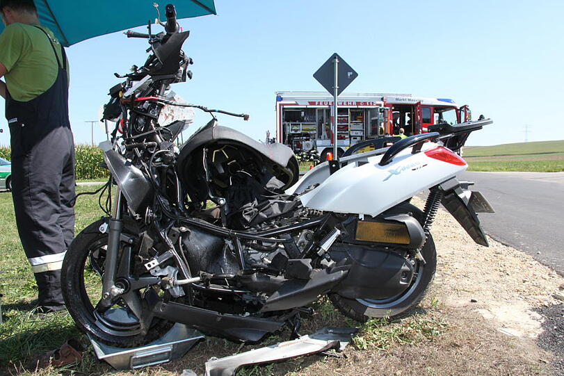 Böser Motorradunfall in Massing (Kreis Rottal-Inn): Ein Biker prallt frontal gegen eine Dampfwalze.
