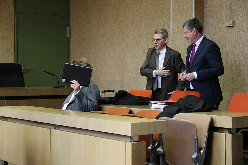 Klinikarzt Boris G. auf der Anklagebank. Dahinter seine Anwälte Peter Guttmann und Peter Pospisil (v.l.).
