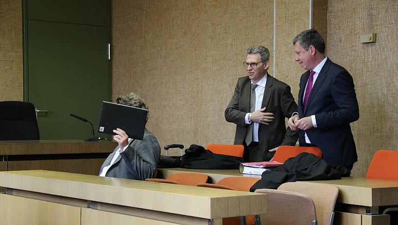 Klinikarzt Boris G. auf der Anklagebank. Dahinter seine Anwälte Peter Guttmann und Peter Pospisil (v.l.). Klinikarzt Boris G. auf der Anklagebank. Dahinter seine Anwälte Peter Guttmann und Peter Pospisil (v.l.).