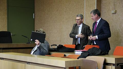Klinikarzt Boris G. auf der Anklagebank. Dahinter seine Anwälte Peter Guttmann und Peter Pospisil (v.l.).