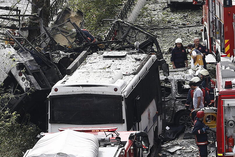 Im Bezirk Beyazit in Istanbul ging eine Autobombe hoch, als ein Bus mit türkischen Polizisten vorbeifuhr.