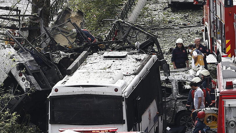 Im Bezirk Beyazit in Istanbul ging eine Autobombe hoch, als ein Bus mit türkischen Polizisten vorbeifuhr. Im Bezirk Beyazit in Istanbul ging eine Autobombe hoch, als ein Bus mit türkischen Polizisten vorbeifuhr.