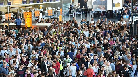 Nachdem sie per Durchsage zur Räumung der Halle A aufgefordert wurden, strömen Tausende Passagiere aus dem Terminal 1 des Flughafens Frankfurt am Main. Foto: Boris Roessler