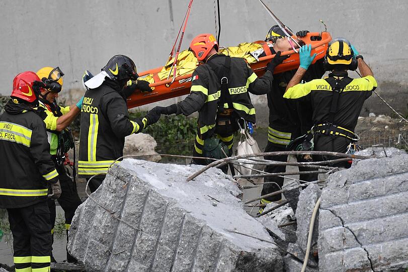 Die Morandi-Brücke auf der Autobahn A10, der berühmten Urlaubsverbindung "Autostrada dei Fiori", stürzte in mehr als 40 Metern Höhe auf einem zwischen 100 und 200 Meter langen Stück ein.