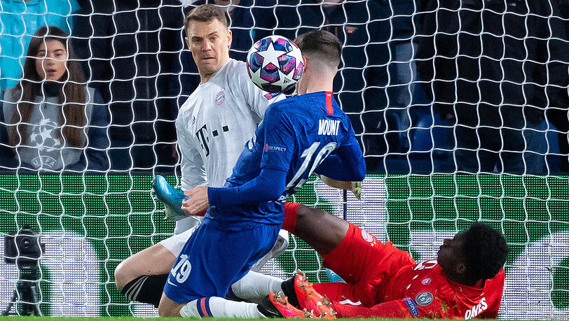 Manuel Neuer und Alphinso Davis mit vereinten Kräften gegen Chelseas Mason Mount. Manuel Neuer und Alphinso Davis mit vereinten Kräften gegen Chelseas Mason Mount.