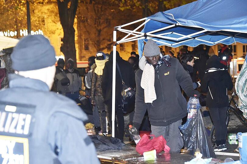 Am Freitagabend räumte die Polizei das Flüchtlingscamp am Sendlinger Tor. Die Bilder vom Einsatz.