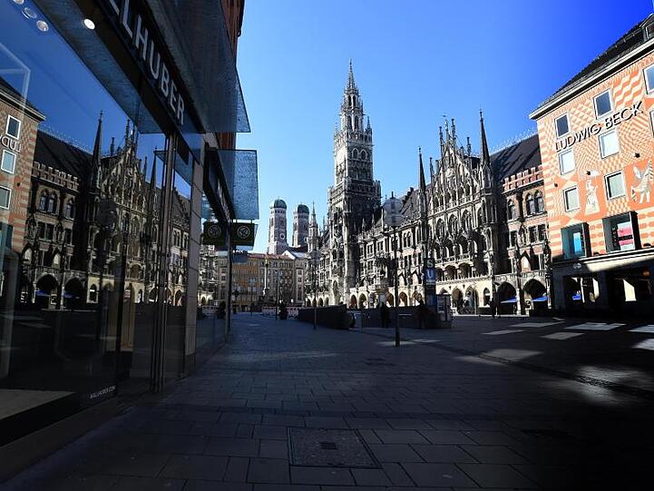 Der wie leergefegte Münchner Marienplatz. Foto: Felix Hörhager/dpa