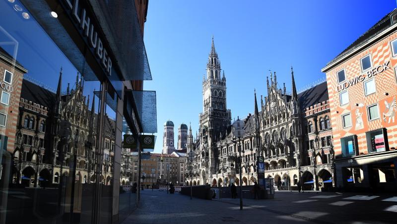 Der wie leergefegte Münchner Marienplatz. Foto: Felix Hörhager/dpa