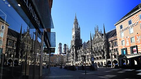 Der wie leergefegte Münchner Marienplatz. Foto: Felix Hörhager/dpa
