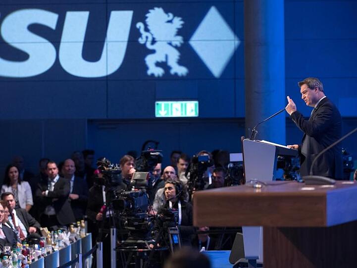 Söder kündigte an, die CSU breiter aufzustellen. Bis zum Herbst soll es eine Parteireform geben, um die CSU moderner, jünger, weiblicher und dynamischer werden zu lassen.
