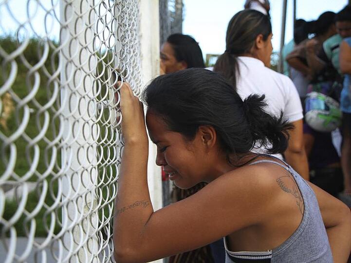Die Angehörige eines Gefängnisinsassen vor einer Haftanstalt im nordbrasilianischen Manaus.